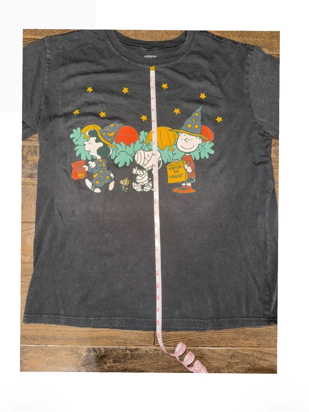 Size LARGE Peanuts Halloween Trick-or-Treat juniors Graphic Tee - Picture 3 of 4